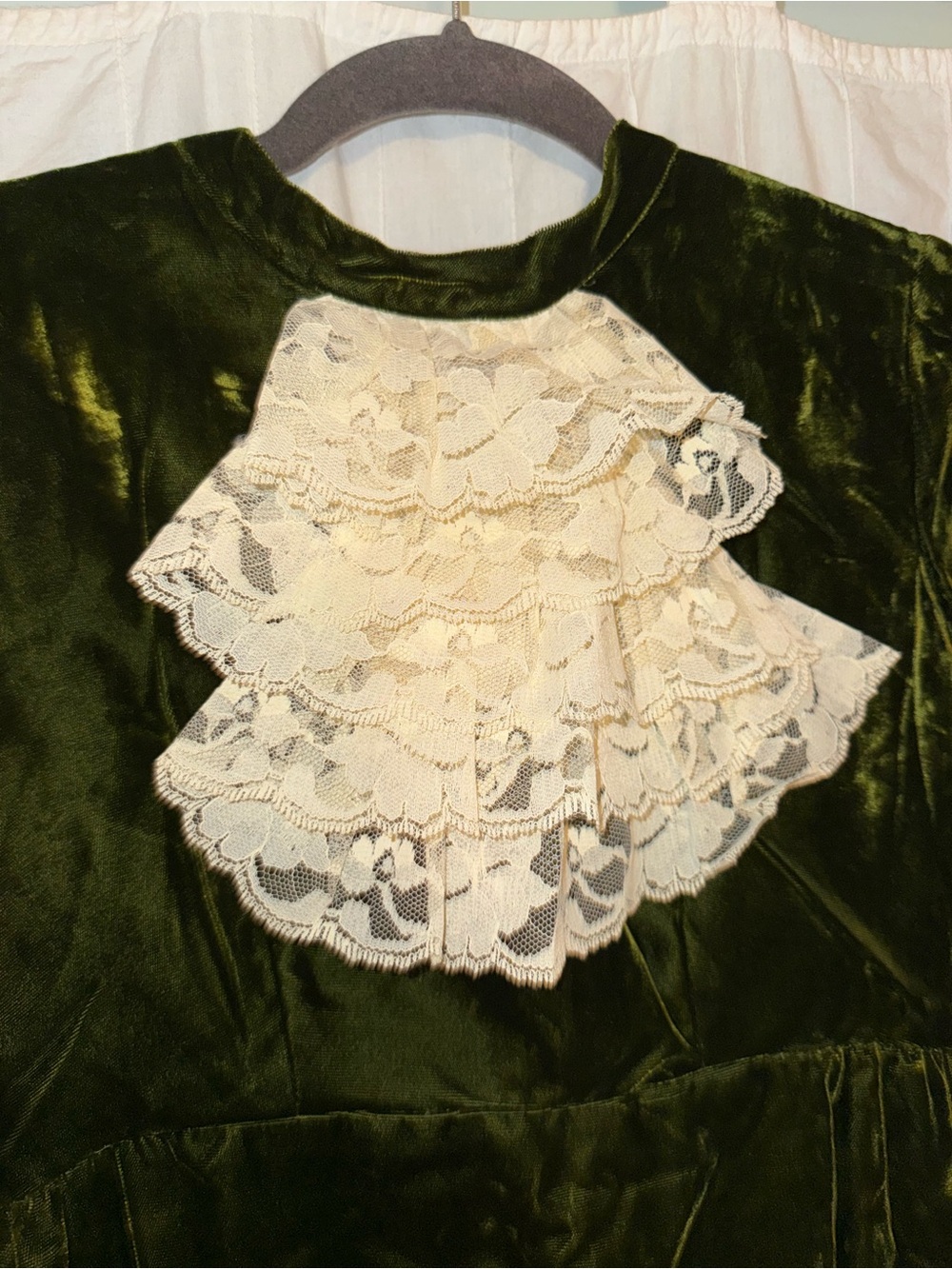 Vintage-Inspired Olive Green Velvet Long Sleeve Dress with Lace - Picture 3 of 6